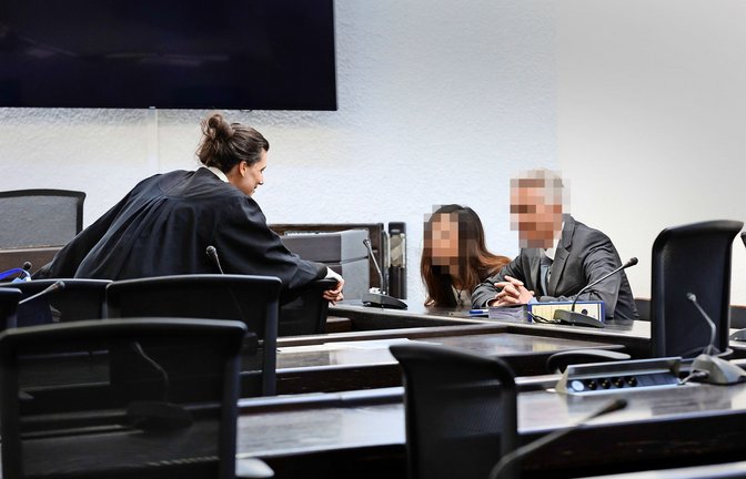 Andreas Renner (rechts) und seine Frau im Gespräch mit der Anwältin Ricarda Lang<span class='image-autor'>Foto: Lichtgut/Julian Rettig</span>