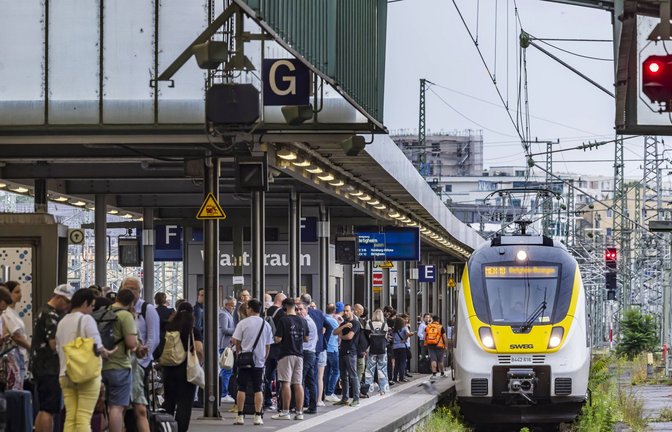 Die Nachfrage steigt – etwa bei den Nahverkehrszügen des Landes. Doch das Geld wird knapp.<span class='image-autor'>Foto: imago//Arnulf Hettrich</span>