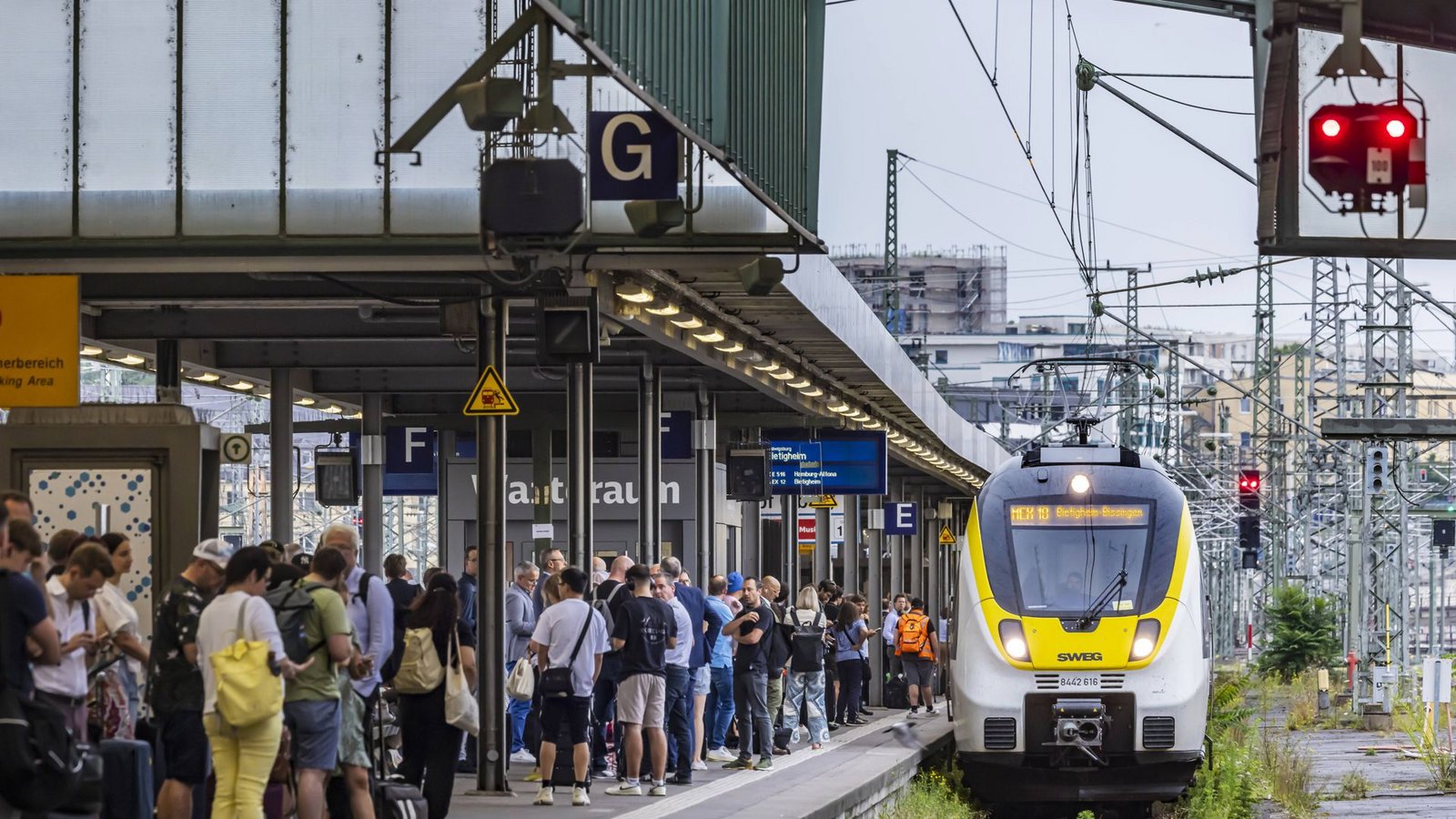 Die Nachfrage steigt – etwa bei den Nahverkehrszügen des Landes. Doch das Geld wird knapp.Foto: imago//Arnulf Hettrich Die Nachfrage steigt – etwa bei den Nahverkehrszügen des Landes. Doch das Geld wird knapp.Foto: imago//Arnulf Hettrich