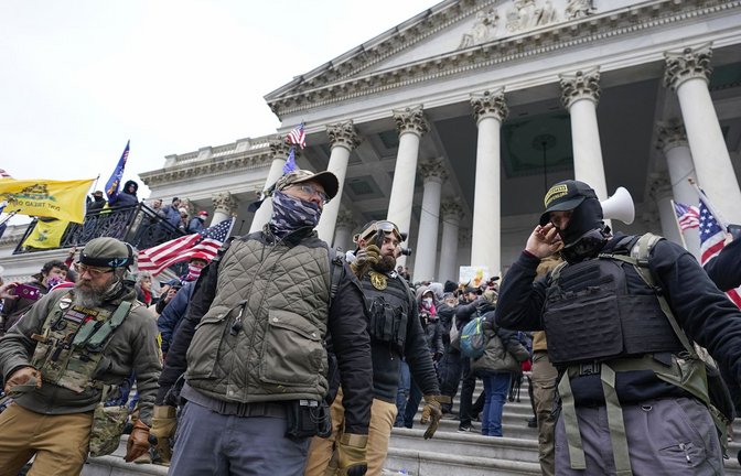 Der vom früheren US-Präsidenten Donald Trump angeheizte Sturm auf das Kapitol in Washington (Archivbild vom 7. Januar 2021). Viele in den USA fürchten, dass sich ähnliche Ereignisse bei oder nach der diesjährigen Präsidentschaftswahl am 5. November wiederholen könnten.<span class='image-autor'>Foto: Manuel Balce Ceneta/AP/dpa</span>