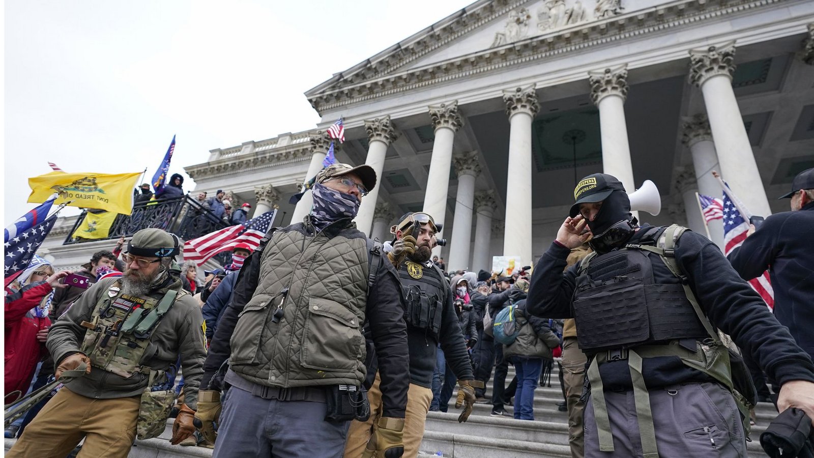 Der vom früheren US-Präsidenten Donald Trump angeheizte Sturm auf das Kapitol in Washington (Archivbild vom 7. Januar 2021). Viele in den USA fürchten, dass sich ähnliche Ereignisse bei oder nach der diesjährigen Präsidentschaftswahl am 5. November wiederholen könnten.Foto: Manuel Balce Ceneta/AP/dpa