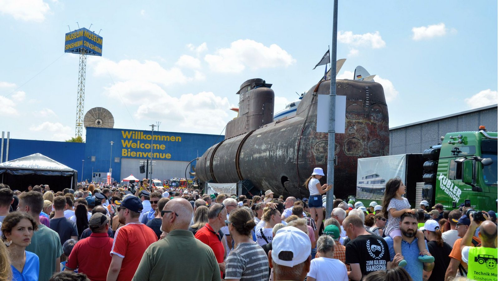 Tausende Besucher heißen die U17 vor dem Museum mit einer U-Boot-Party willkommen.Foto: Wolff Tausende Besucher heißen die U17 vor dem Museum mit einer U-Boot-Party willkommen.Foto: Wolff