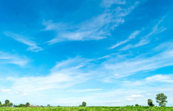 An einem klaren Tag scheint der Himmel blau zu sein.<span class='image-autor'>Foto: Vector8DIY / shutterstock.com</span>
