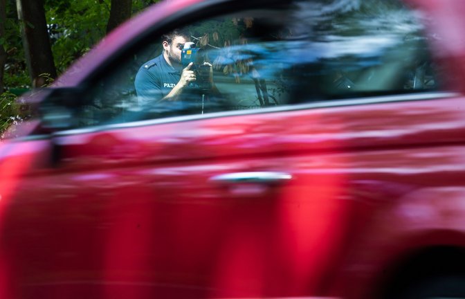 Regelmäßige Kontrollen sollen dazu beitragen, die Zahl der Verstöße gegen die Höchstgeschwindigkeit zu verringern. (Archivfoto)<span class='image-autor'>Foto: Christoph Soeder/dpa</span>