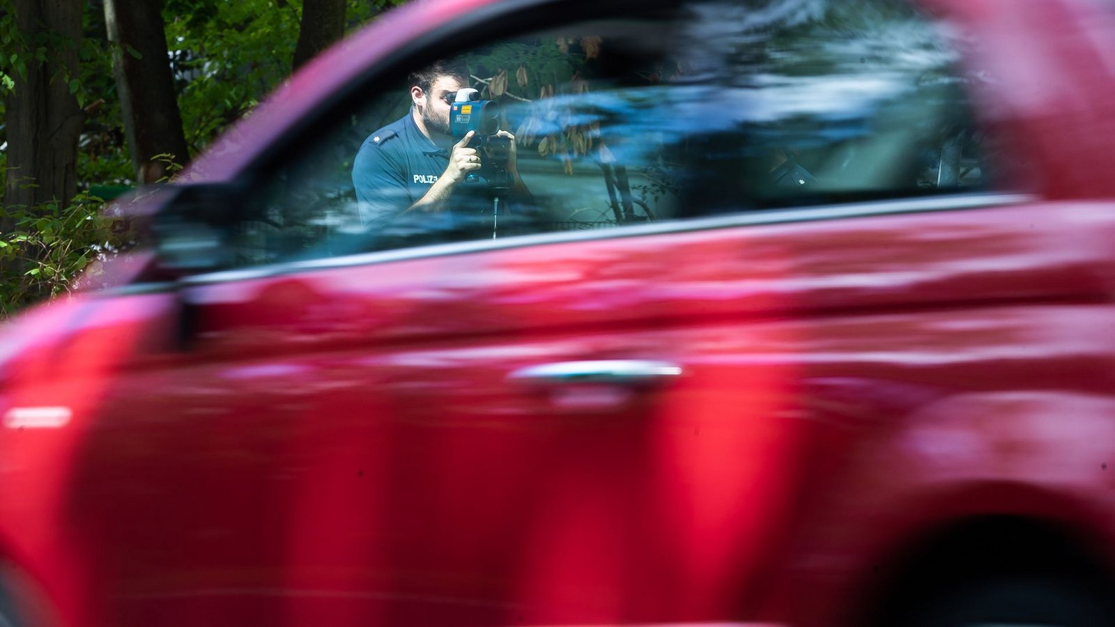 Regelmäßige Kontrollen sollen dazu beitragen, die Zahl der Verstöße gegen die Höchstgeschwindigkeit zu verringern. (Archivfoto)Foto: Christoph Soeder/dpa