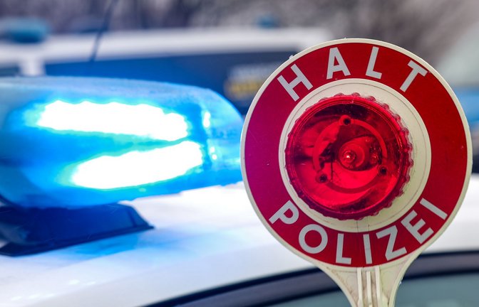 Eine Frau hat einen Polizisten gebissen (Symbolbild).<span class='image-autor'>Foto: Jan Woitas/dpa/Jan Woitas</span>