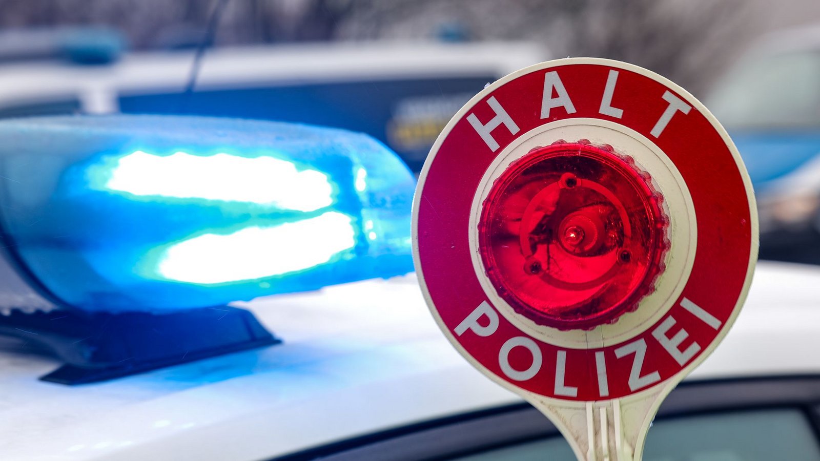 Eine Frau hat einen Polizisten gebissen (Symbolbild).Foto: Jan Woitas/dpa/Jan Woitas Eine Frau hat einen Polizisten gebissen (Symbolbild).Foto: Jan Woitas/dpa/Jan Woitas