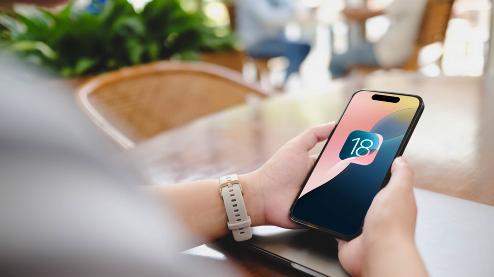 So können Sie den Download von iOS 18 anhalten.Foto: Thaspol Sangsee / shutterstock.com
