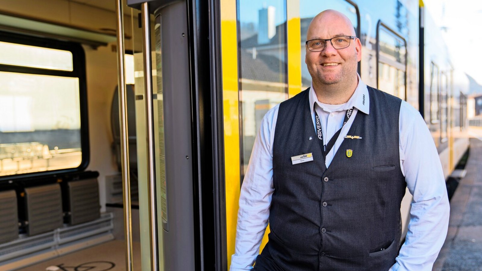 Zugbegleiter Ronald-Phillip Tolkiehn setzt sich weit über das übliche Maß für seine Fahrgäste ein.Foto: Lorenz Bee