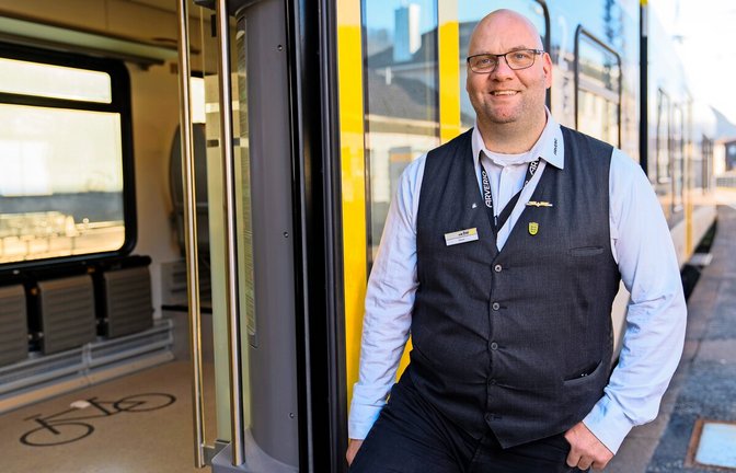 Zugbegleiter Ronald-Phillip Tolkiehn setzt sich weit über das übliche Maß für seine Fahrgäste ein.<span class='image-autor'>Foto: Lorenz Bee</span>