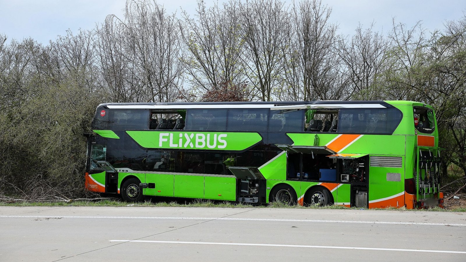 Der Fahrer des auf der A9 verunglückten Busses soll nach Angaben des Busunternehmens alle Lenk- und Ruhezeiten eingehalten haben.Foto: Jan Woitas/dpa