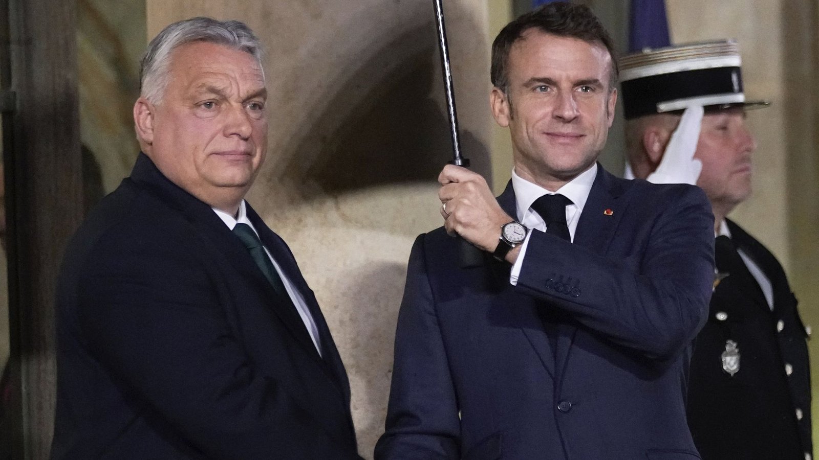 Frankreichs Präsident Macron (rechts) empfing Ungarns Premier zum Abendessen. Zur Verbesserung der Stimmung  hat das Treffen allerdings nicht beigetragen.Foto: dpa/Michel Euler