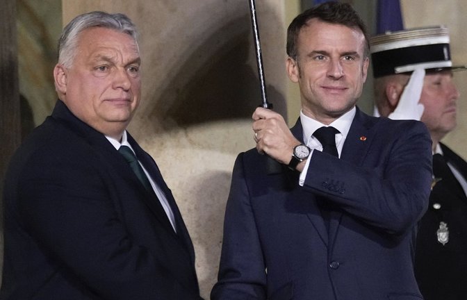 Frankreichs Präsident Macron (rechts) empfing Ungarns Premier zum Abendessen. Zur Verbesserung der Stimmung  hat das Treffen allerdings nicht beigetragen.<span class='image-autor'>Foto: dpa/Michel Euler</span>