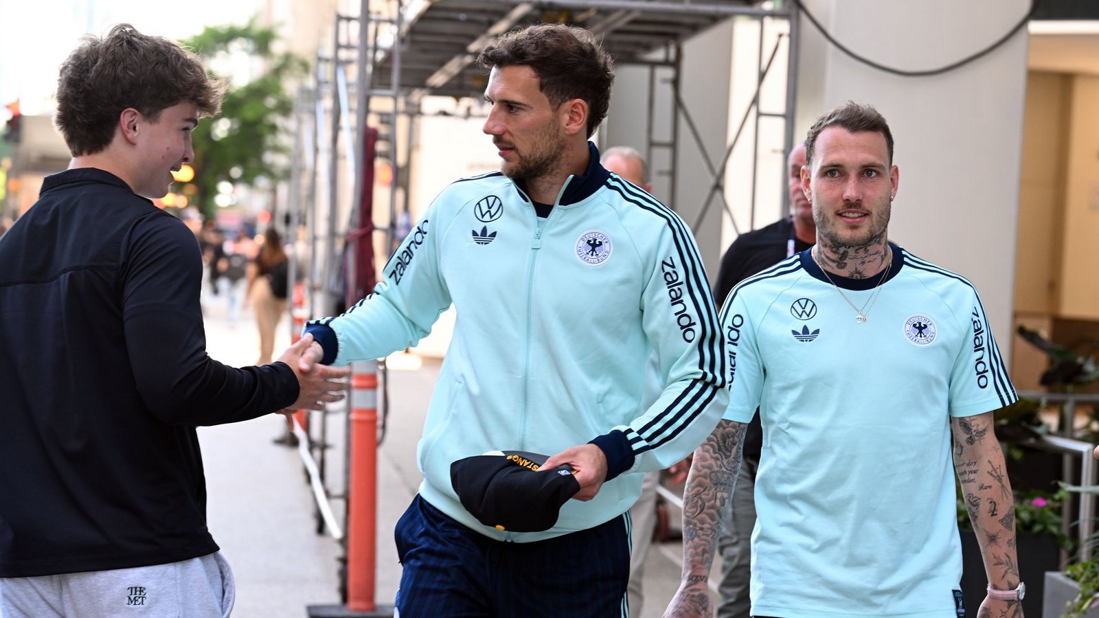 Leon Goretzka und David Raum in der Innenstadt von Chicago.Foto: Federico Gambarini/dpa