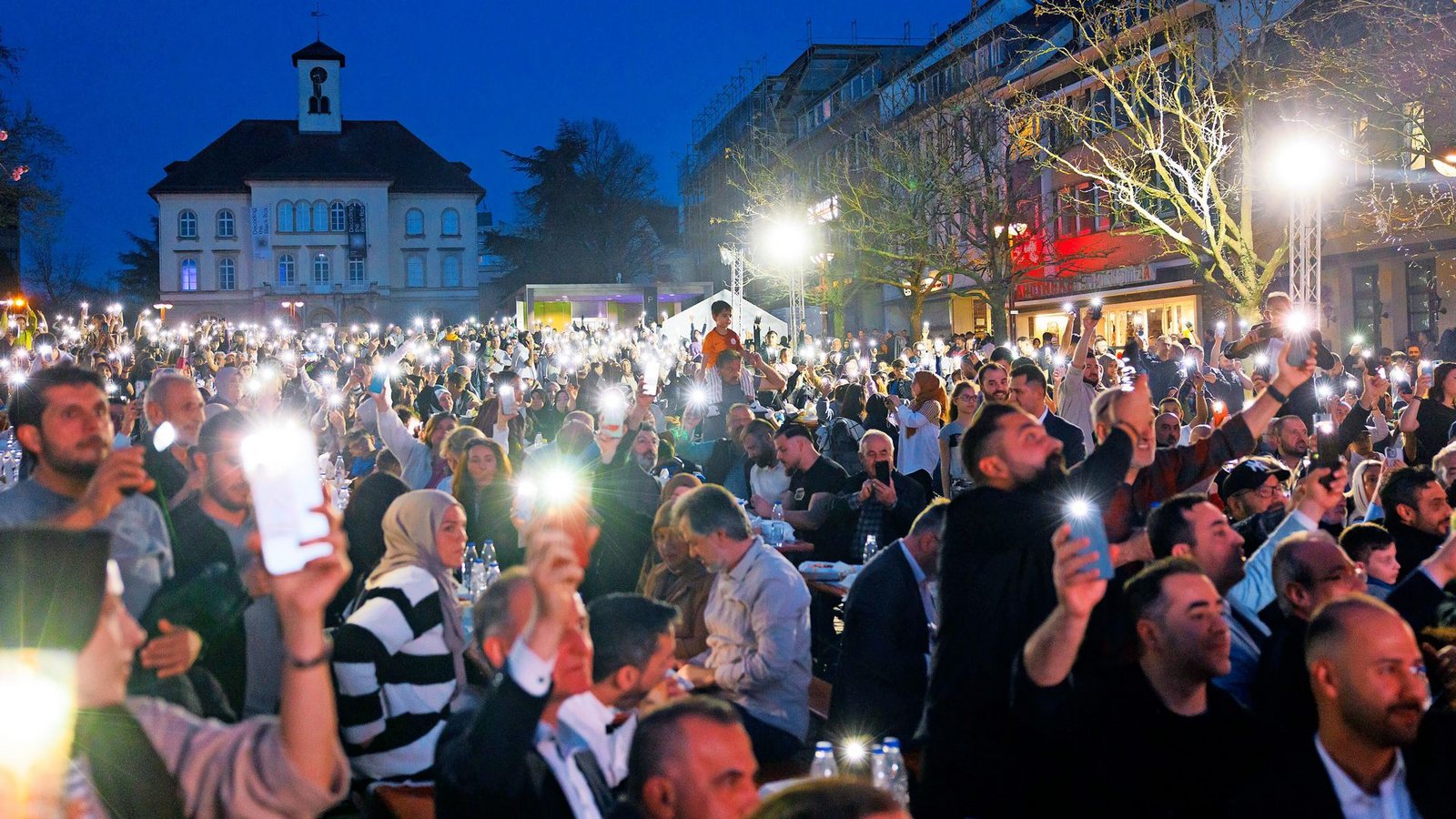 Ortsvereine der islamistischen IGMG (Islamische Gemeinschaft Milli Görüs), der Grauen Wölfe und von Ditib organisieren ein Groß-Fastenbrechen auf dem Marktplatz in Sindelfingen.Foto: Stefanie Schlecht Ortsvereine der islamistischen IGMG (Islamische Gemeinschaft Milli Görüs), der Grauen Wölfe und von Ditib organisieren ein Groß-Fastenbrechen auf dem Marktplatz in Sindelfingen.Foto: Stefanie Schlecht