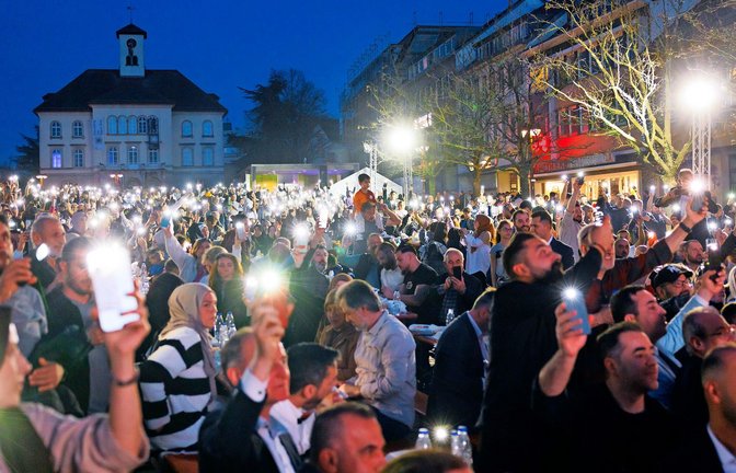 Ortsvereine der islamistischen IGMG (Islamische Gemeinschaft Milli Görüs), der Grauen Wölfe und von Ditib organisieren ein Groß-Fastenbrechen auf dem Marktplatz in Sindelfingen.<span class='image-autor'>Foto: Stefanie Schlecht</span>
