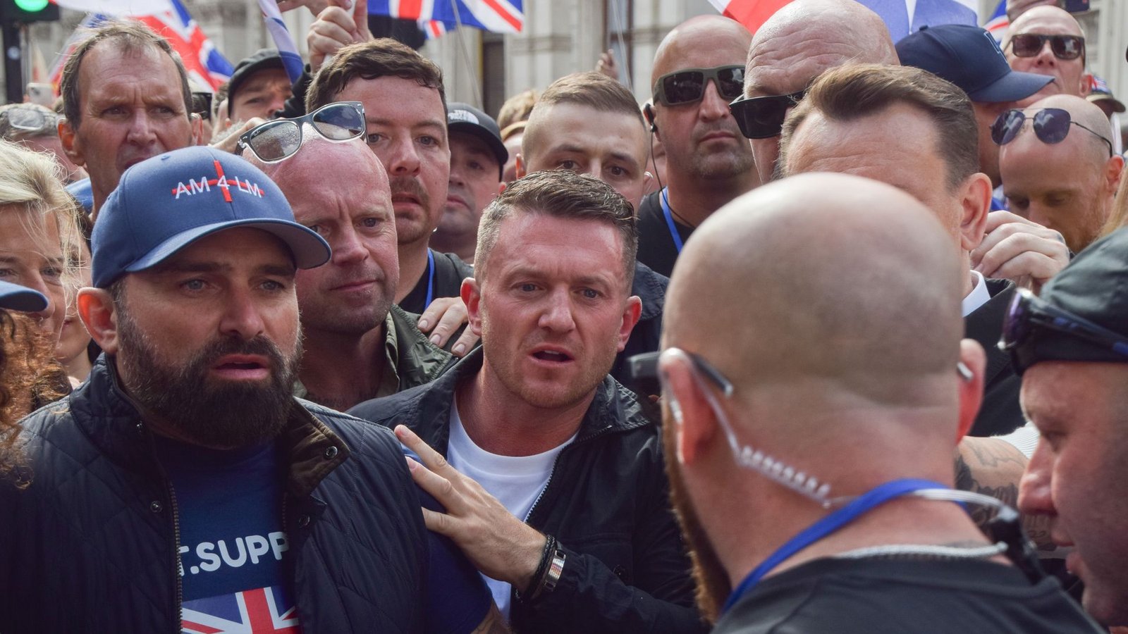 Der Rechtsextremist Tommy Robinson (Mitte) rief zu einer Demo vor dem Polizeihauptquartier in Southampton auf. (Archivfoto)Foto: Vuk Valcic/ZUMA Press Wire/dpa Der Rechtsextremist Tommy Robinson (Mitte) rief zu einer Demo vor dem Polizeihauptquartier in Southampton auf. (Archivfoto)Foto: Vuk Valcic/ZUMA Press Wire/dpa