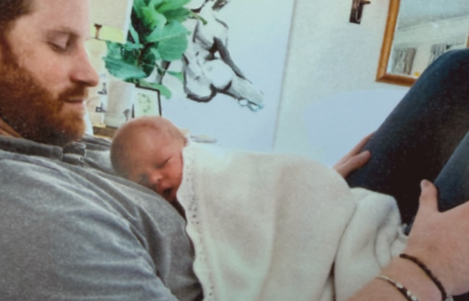 Ein Foto zeigt Archie als Baby auf der Brust seines Vaters, Prinz Harry.<span class='image-autor'>Foto: instagram.com/meghan</span>