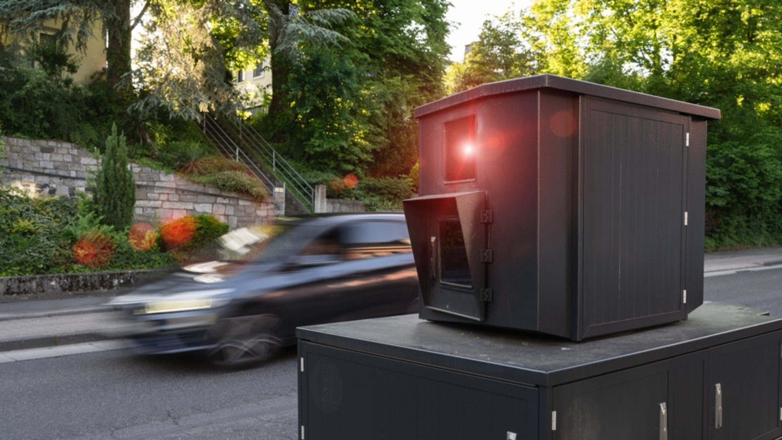 Darf man sich vor den Blitzern warnen lassen?Foto: r.classen / shutterstock.com