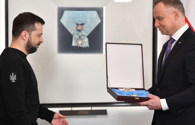 Der damalige Präsident Andrzej Duda hatten Selenskyj den Orden vor drei Jahren überreicht. (Archivbild)<span class='image-autor'>Foto: Radek Pietruszka/PAP/dpa</span>