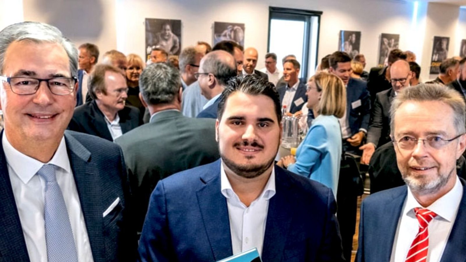 Bei der Buchvorstellung (von links): Landrat Allgaier, Autor Epple, Kreissparkassenchef SchulteFoto: Kreissparkasse Ludwigsburg Bei der Buchvorstellung (von links): Landrat Allgaier, Autor Epple, Kreissparkassenchef SchulteFoto: Kreissparkasse Ludwigsburg
