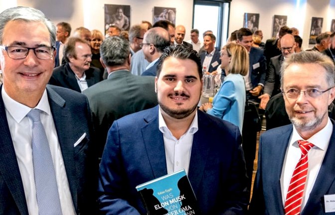 Bei der Buchvorstellung (von links): Landrat Allgaier, Autor Epple, Kreissparkassenchef Schulte<span class='image-autor'>Foto: Kreissparkasse Ludwigsburg</span>