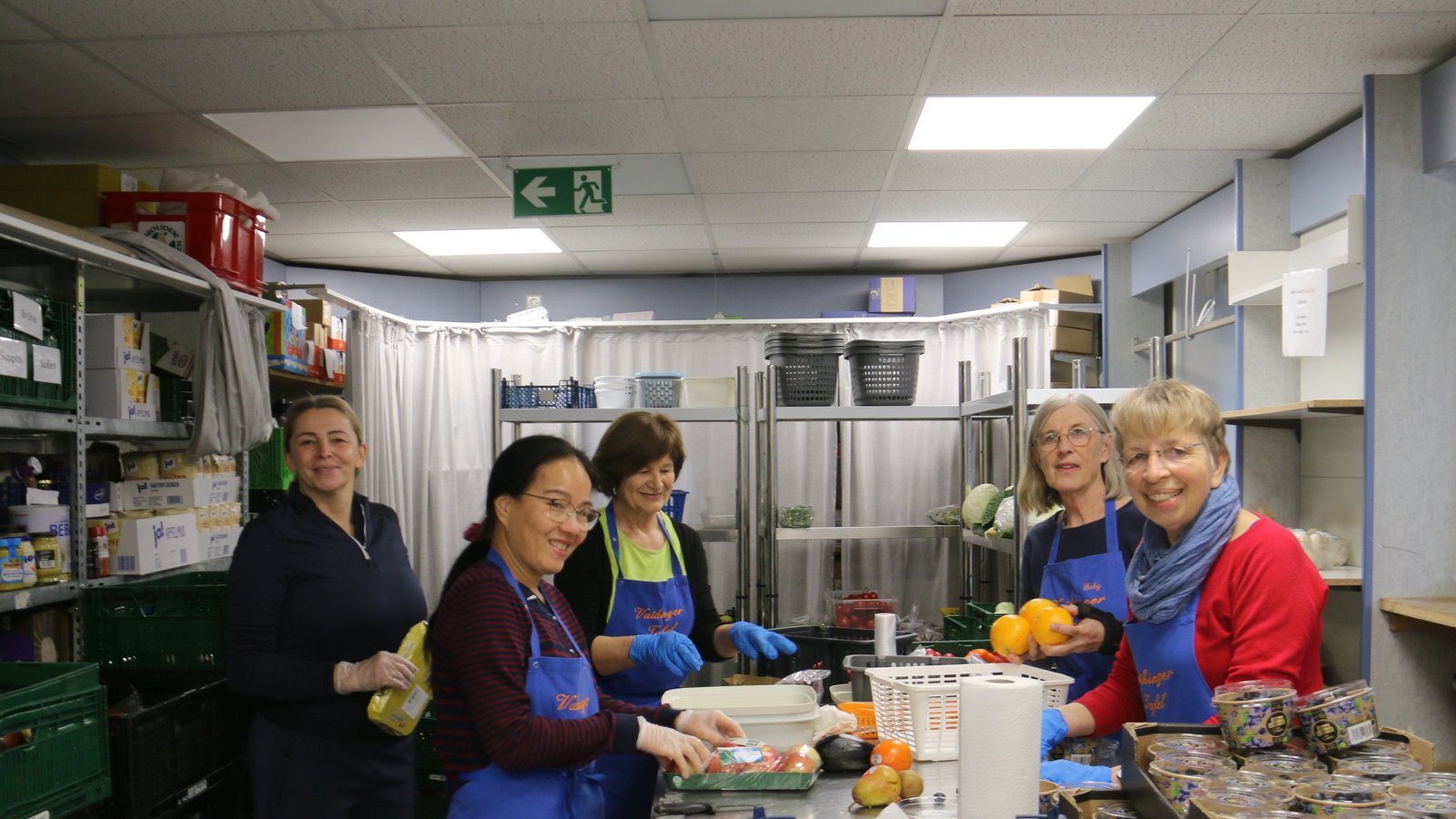 Das Morgenteam beim Aus- und Einsortieren der Lebensmittel.
