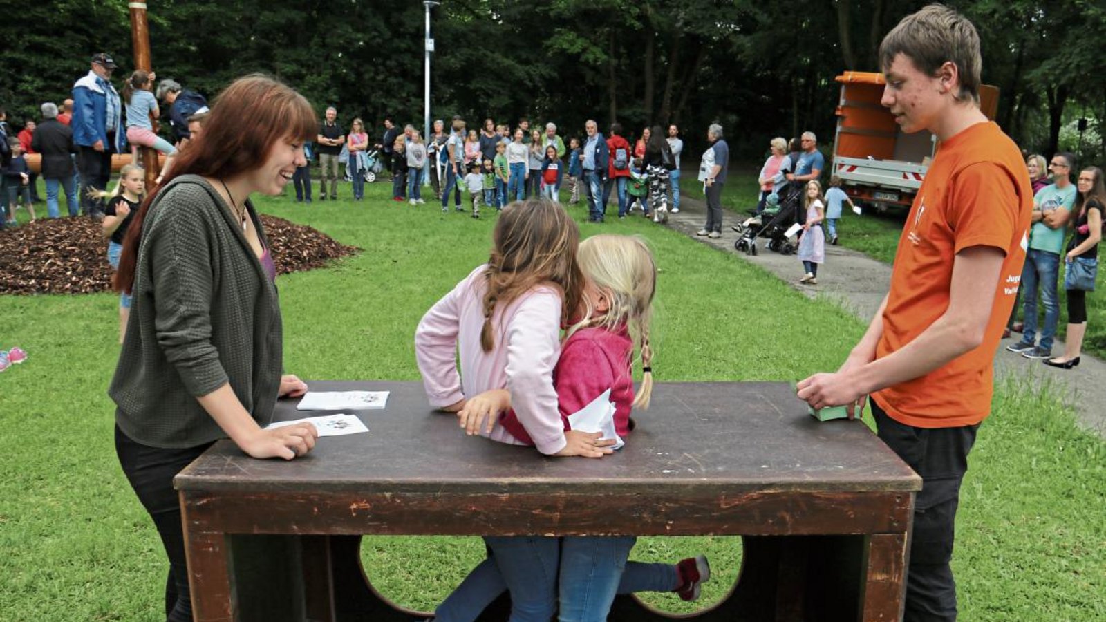 Spaß am Nachmaientag: Beim Fuchsloch-Spiel gewinnt, wer zuerst den Kopf aus dem oberen Loch heraussteckt. Manchmal eine knappe Sache. Spaß am Nachmaientag: Beim Fuchsloch-Spiel gewinnt, wer zuerst den Kopf aus dem oberen Loch heraussteckt. Manchmal eine knappe Sache.