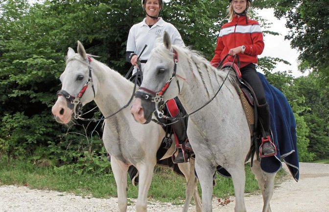 Maren und Finnja Röhm haben auf ihren Pferden einen gelungenen Saisonstart im Distanzreiten gefeiert. Foto: privat