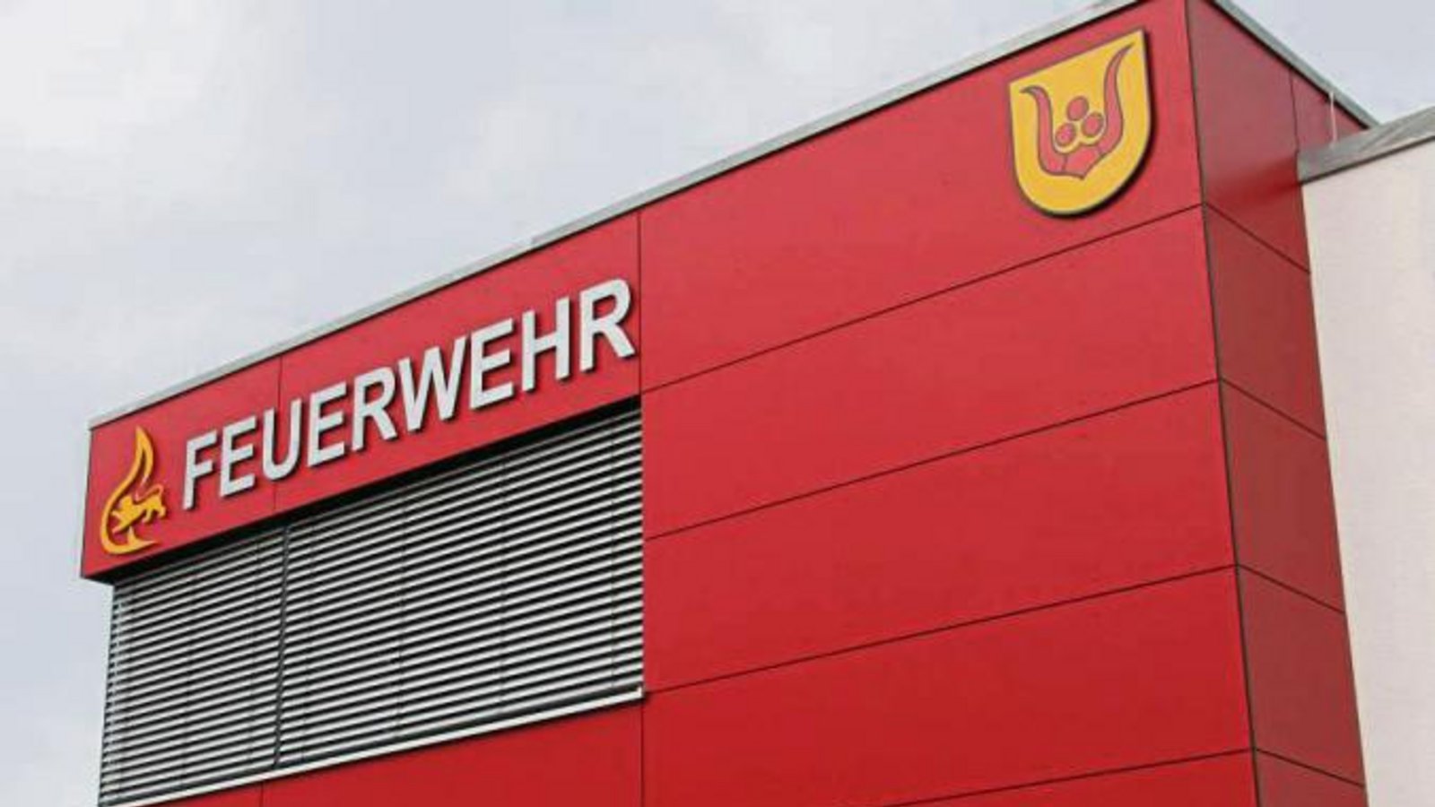 Tierisch geht’s an dieser Fassade in Sersheim zu. Rechts ist das Gemeindewappen mit Büffelgehörn zu sehen, links das Feuerwehrsignet Baden-Württemberg mit dem Stauferlöwen, der in eine Flamme schreitet und diese bekämpft. Foto: Rücker Tierisch geht’s an dieser Fassade in Sersheim zu. Rechts ist das Gemeindewappen mit Büffelgehörn zu sehen, links das Feuerwehrsignet Baden-Württemberg mit dem Stauferlöwen, der in eine Flamme schreitet und diese bekämpft. Foto: Rücker