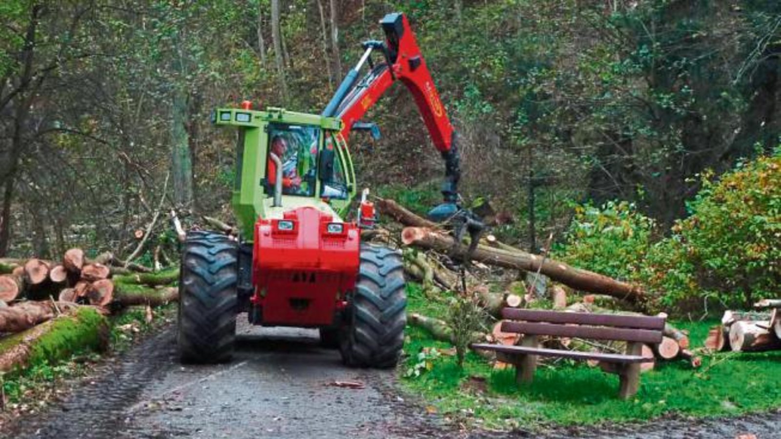 Achtung, Holzarbeiten! Nicht nur im Pulverdinger Holz an der B 10 wurde in den letzten Tagen heftig gesägt, auch am Hammelbergweg zwischen Vaihingen und Enzweihingen gab es zeitweise kaum ein Durchkommen. Foto: Arning Achtung, Holzarbeiten! Nicht nur im Pulverdinger Holz an der B 10 wurde in den letzten Tagen heftig gesägt, auch am Hammelbergweg zwischen Vaihingen und Enzweihingen gab es zeitweise kaum ein Durchkommen. Foto: Arning