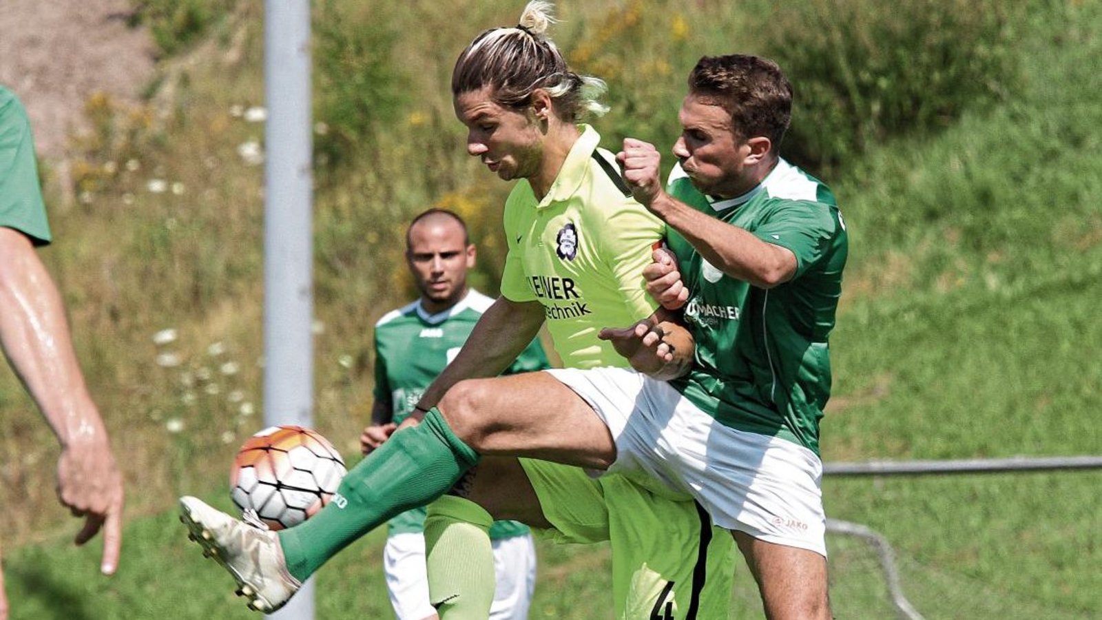 Mattia Maggio hat im Lauf seiner Karriere schon viele Trikots getragen – in diesem Fall das hellgrüne des FC Nöttingen. Foto: Archiv/Baumann Mattia Maggio hat im Lauf seiner Karriere schon viele Trikots getragen – in diesem Fall das hellgrüne des FC Nöttingen. Foto: Archiv/Baumann