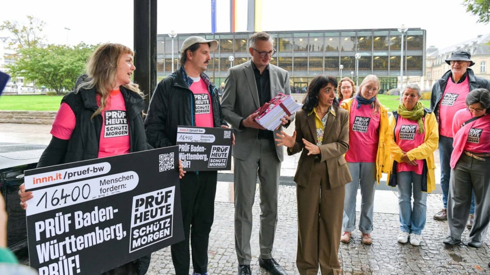Mitglieder der Initiative Prüf mit Grünen-Fraktionschef Andreas Schwarz und Landtagsvizepräsidentin Muhterem Aras - aber was für Möglichkeiten hat die Landespolitik überhaupt, ein AfD-Verbotsverfahren prüfen zu lassen?Max Kovalenko Mitglieder der Initiative Prüf mit Grünen-Fraktionschef Andreas Schwarz und Landtagsvizepräsidentin Muhterem Aras - aber was für Möglichkeiten hat die Landespolitik überhaupt, ein AfD-Verbotsverfahren prüfen zu lassen?Max Kovalenko