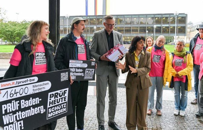 Mitglieder der Initiative Prüf mit Grünen-Fraktionschef Andreas Schwarz und Landtagsvizepräsidentin Muhterem Aras - aber was für Möglichkeiten hat die Landespolitik überhaupt, ein AfD-Verbotsverfahren prüfen zu lassen?<span class='image-autor'>Max Kovalenko</span>
