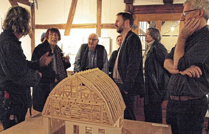 Die Besucher debattierten eingehend über das Modell und den Vortrag von Dr. Räto Krüger (rechts).  Fotos: Filitz