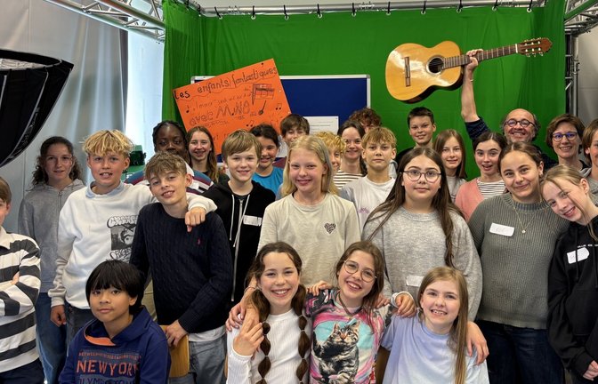 Monsieur Nô freut sich mit den Fantastikindern über die gelungenen Aufnahmen.  <span class='image-autor'>Foto: p</span>