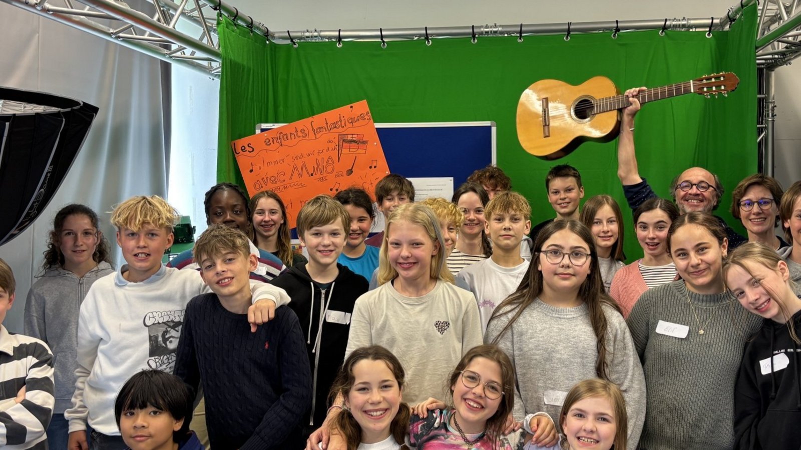 Monsieur Nô freut sich mit den Fantastikindern über die gelungenen Aufnahmen.  Foto: p