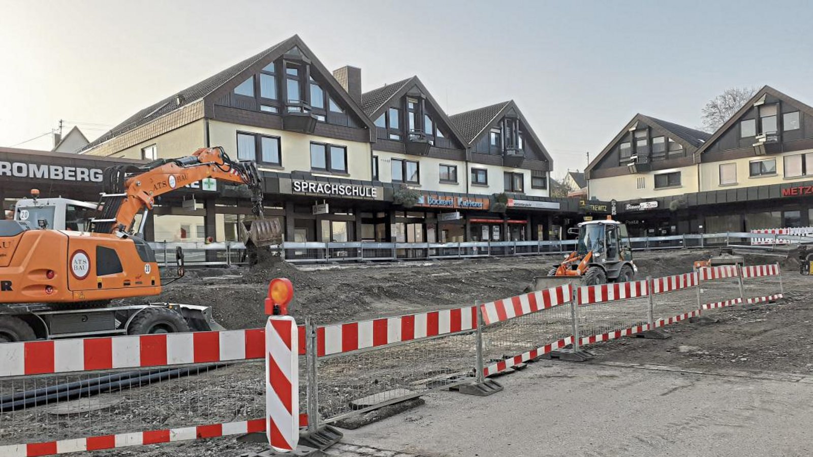Derzeit werden die Tiefbauarbeiten für die nötigen Versorgungsleitungen am Sersheimer Markt ausgeführt. Foto: Glemser Derzeit werden die Tiefbauarbeiten für die nötigen Versorgungsleitungen am Sersheimer Markt ausgeführt. Foto: Glemser