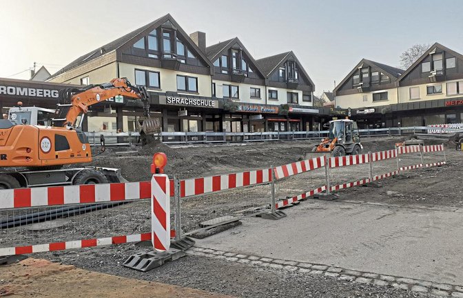 Derzeit werden die Tiefbauarbeiten für die nötigen Versorgungsleitungen am Sersheimer Markt ausgeführt.  Foto: Glemser