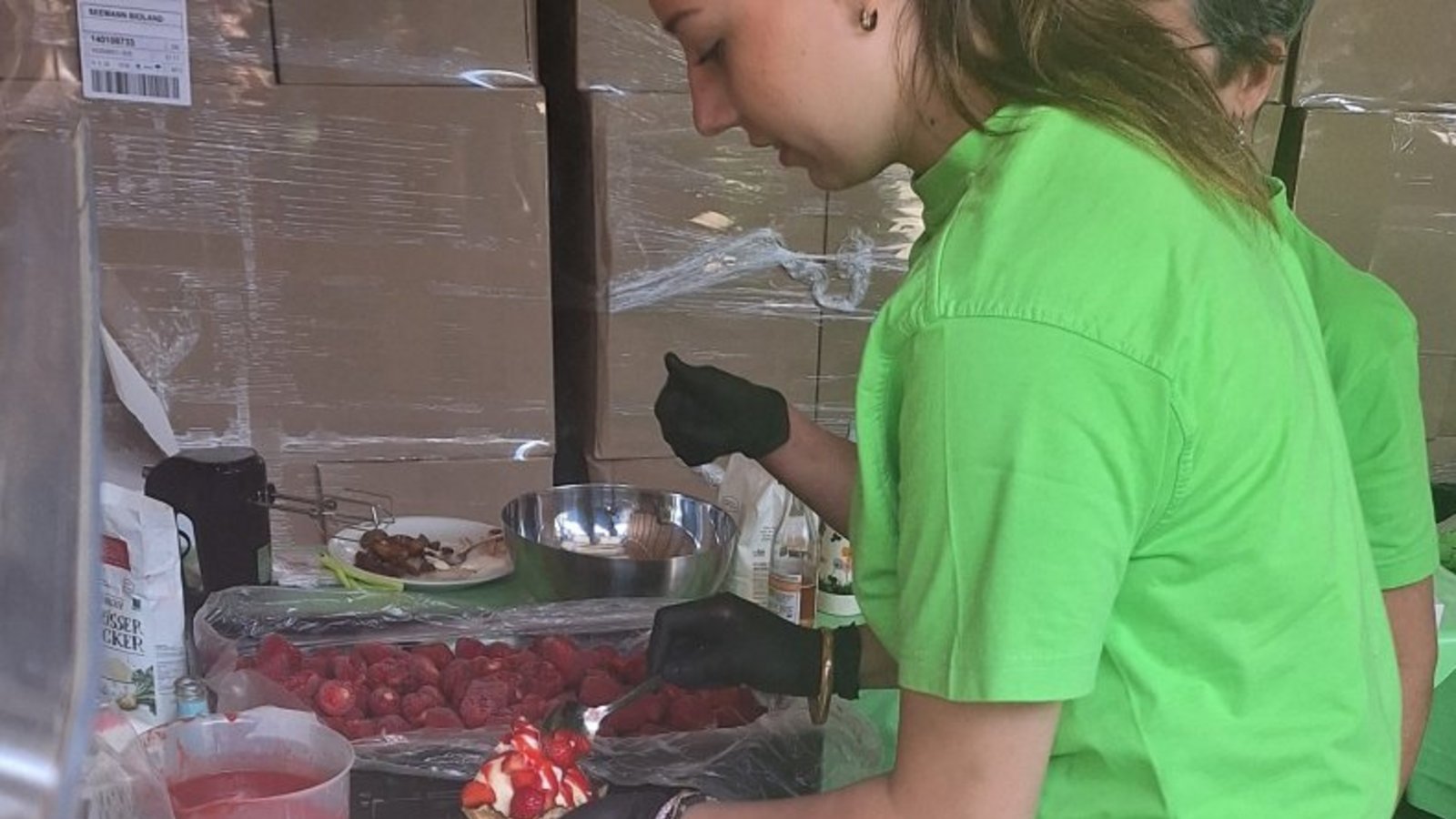 Bei den Temperaturen ist Eis mit Erdbeeren gefragt. Foto: Kauer Bei den Temperaturen ist Eis mit Erdbeeren gefragt. Foto: Kauer