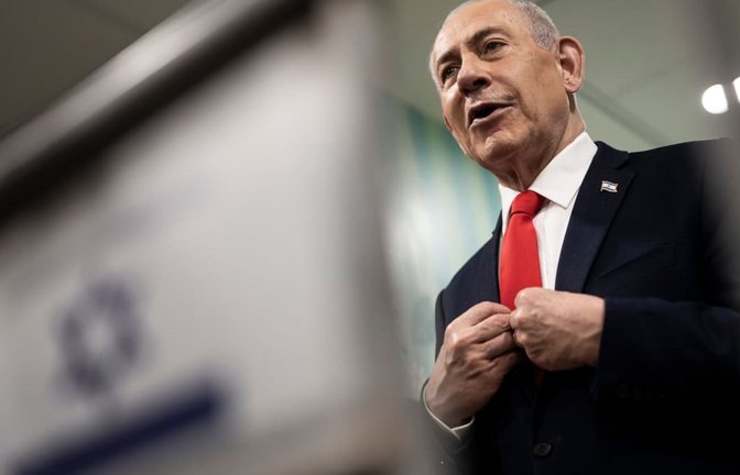 Ministerpräsident Benjamin Netanjahu: Laut Prognosen liegt die Likud-Partei bei der Wahl in Israel vorn.<span class='image-autor'>Jewel Samad/Pool AFP via AP/dpa</span>