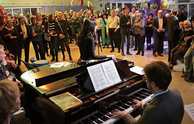 Oliver Imig unterhält die Besucher im Foyer des Pforzheimer Stadttheaters mit Klaviermusik. Fotos: Friedrich