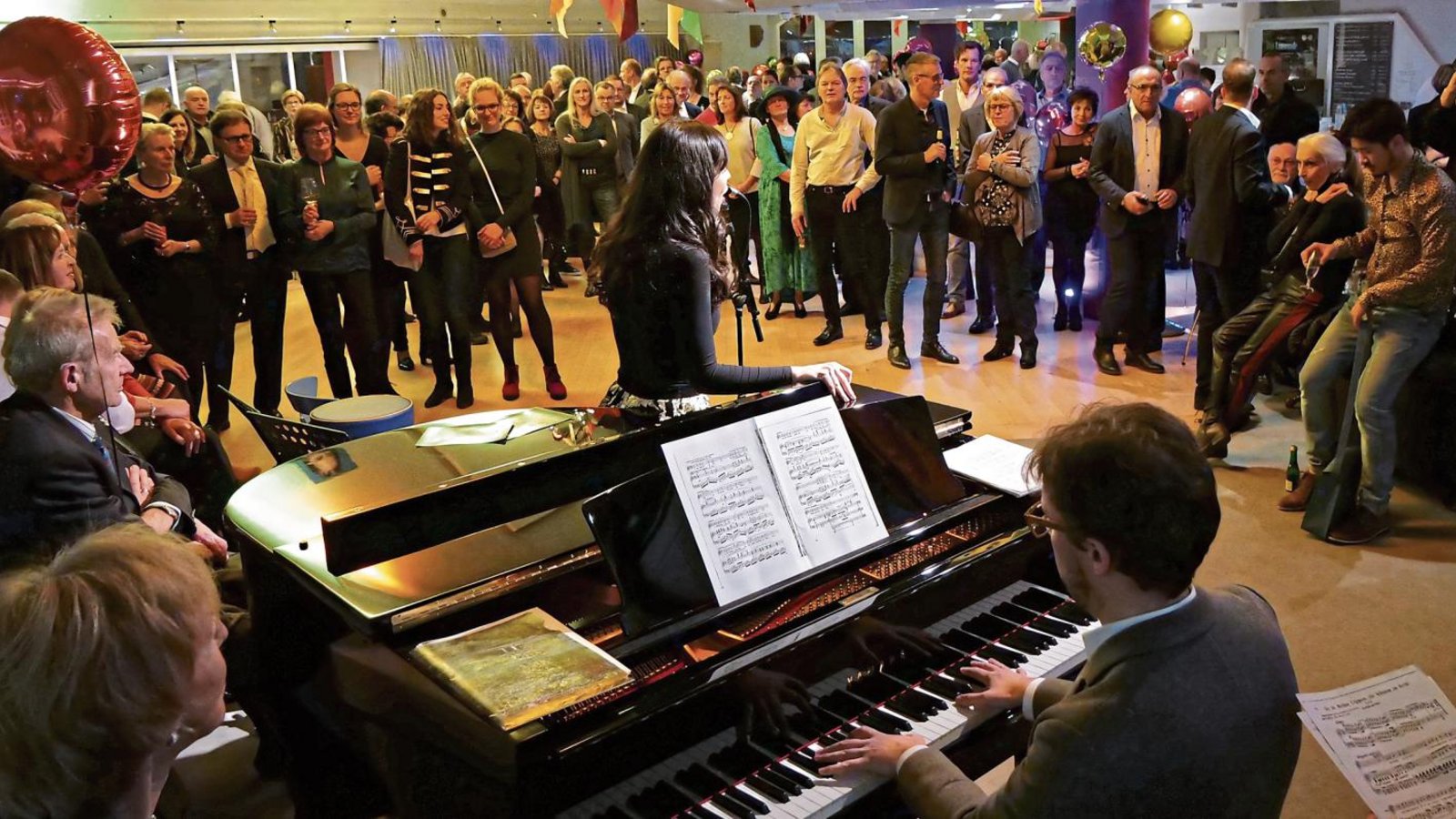 Oliver Imig unterhält die Besucher im Foyer des Pforzheimer Stadttheaters mit Klaviermusik. Fotos: Friedrich