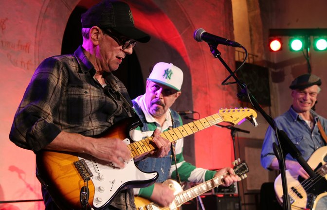 Sänger Dr. J (MItte) und Gitarrist Sleepy Dee (links) sind ein eingespieltes Team.