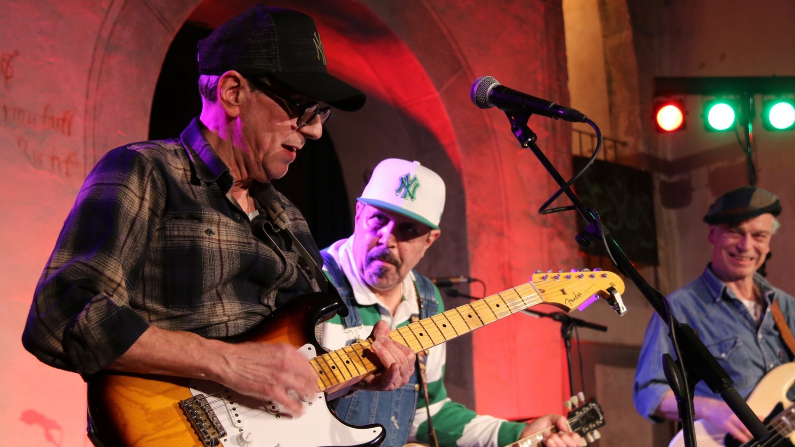 Sänger Dr. J (MItte) und Gitarrist Sleepy Dee (links) sind ein eingespieltes Team. Sänger Dr. J (MItte) und Gitarrist Sleepy Dee (links) sind ein eingespieltes Team.