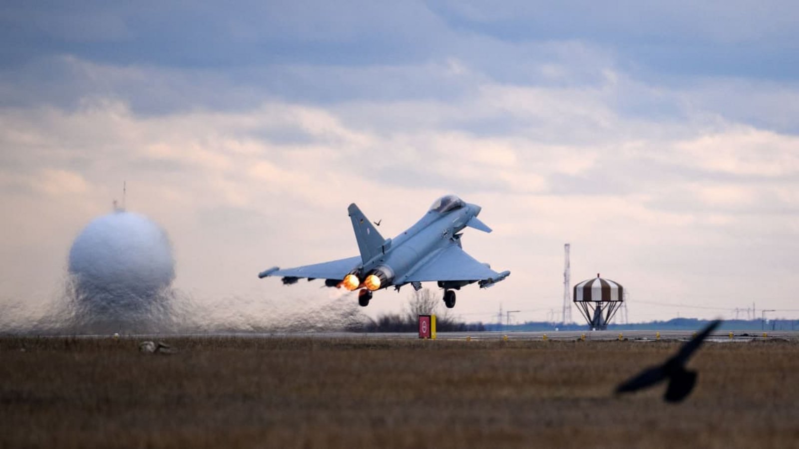 Ein deutscher Eurofighter startet auf dem Flugplatz Mihail Kogalniceanu, in der Nähe von Constanta (Rumänien) (zu dpa: «Drohnenabwehr: Nato stärkt Präsenz im Schwarzen Meer»)Bernd von Jutrczenka/dpa Ein deutscher Eurofighter startet auf dem Flugplatz Mihail Kogalniceanu, in der Nähe von Constanta (Rumänien) (zu dpa: «Drohnenabwehr: Nato stärkt Präsenz im Schwarzen Meer»)Bernd von Jutrczenka/dpa