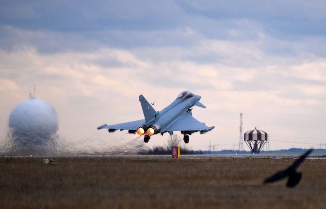 Ein deutscher Eurofighter startet auf dem Flugplatz Mihail Kogalniceanu, in der Nähe von Constanta (Rumänien) (zu dpa: «Drohnenabwehr: Nato stärkt Präsenz im Schwarzen Meer»)<span class='image-autor'>Bernd von Jutrczenka/dpa</span>