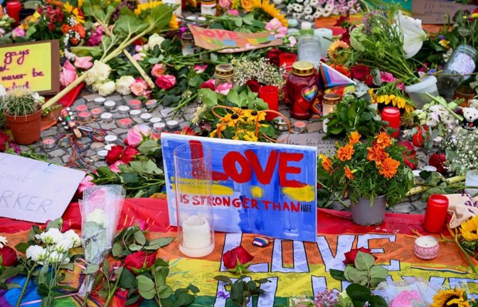 Trauer und Gedenken nach dem Anschlag auf den&nbsp; CSD in Berlin.<span class='image-autor'>Soeren Stache/dpa</span>
