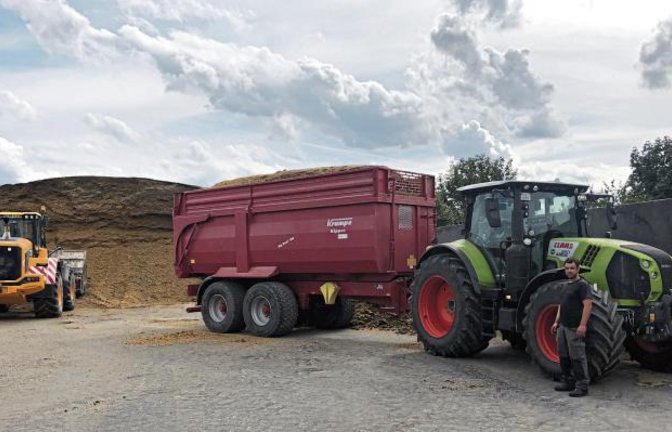 Ein Ötisheimer Landwirt holt Maissilage bei der Biogasanlage ab.  Foto: p