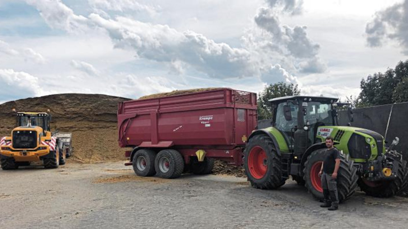 Ein Ötisheimer Landwirt holt Maissilage bei der Biogasanlage ab.  Foto: p
